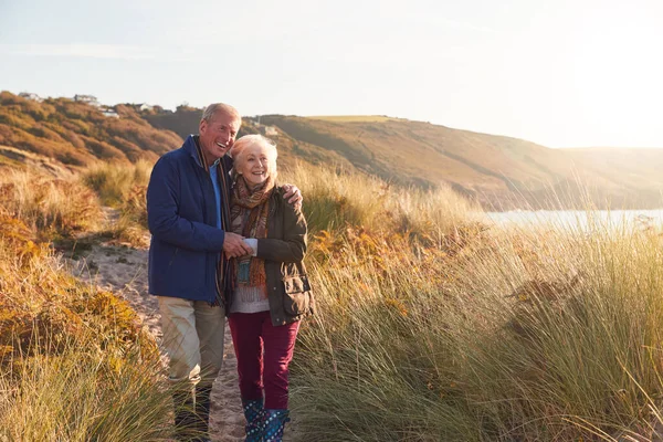 Loving Active Senior Paar Knuffelen Als Lopen Door Zand Duinen — Stockfoto