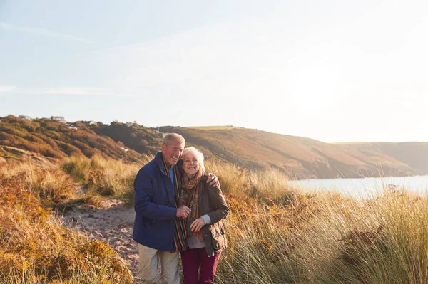 Liebendes Aktives Senioren Paar Umarmt Sich Beim Spaziergang Durch Sanddünen — Stockfoto