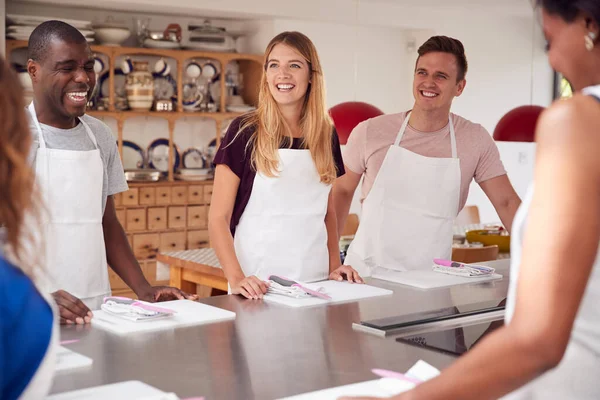 Studentinnen Und Studentinnen Stehen Mit Schneidebrettern Beginn Des Kochkurses Der — Stockfoto