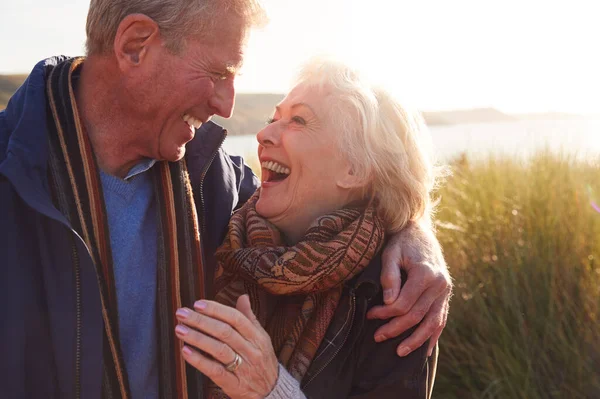 Loving Active Senior Paar Knuffelen Als Lopen Door Zand Duinen — Stockfoto