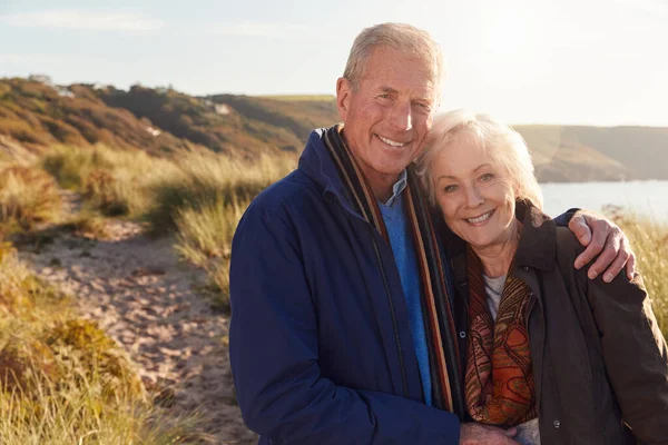 Portret Van Loving Active Senior Couple Walking Sand Dunes Het — Stockfoto