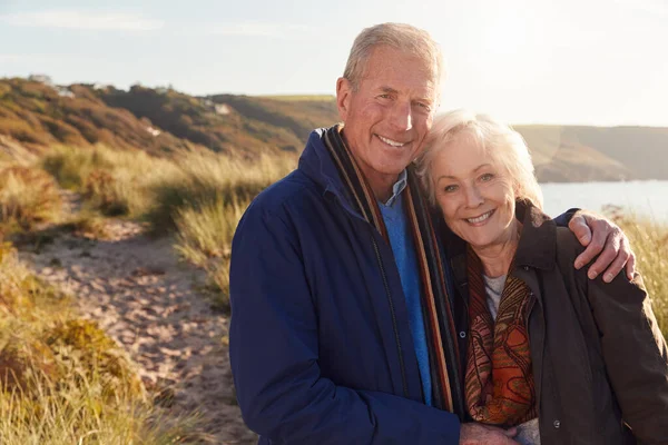 Porträt Liebendes Aktives Seniorenpaar Spaziert Herbst Gemeinsam Durch Sanddünen — Stockfoto