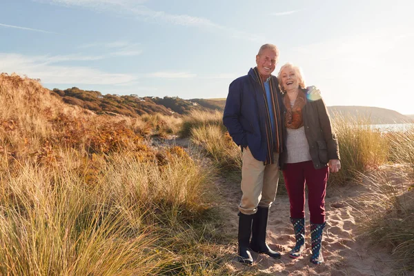 Porträtt Kärleksfulla Aktiva Äldre Par Promenader Genom Sanddyner Hösten Tillsammans — Stockfoto