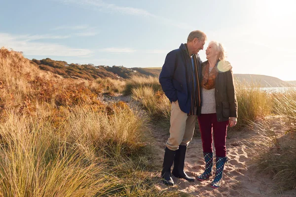 Loving Active Senior Paar Knuffelen Als Lopen Door Zand Duinen — Stockfoto