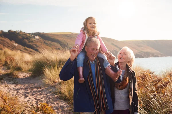 Grandfather Giving Granddaughter Ride Shoulders Walk Sand Dunes Grandmother — Stock Photo, Image