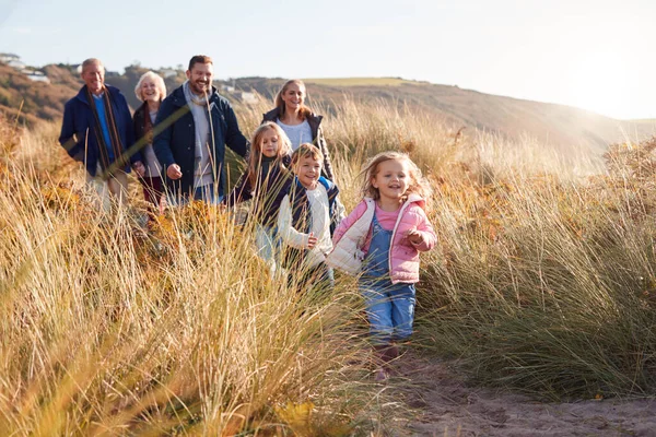 Familia Multigeneracional Caminando Por Camino Través Las Dunas Arena Juntos —  Fotos de Stock