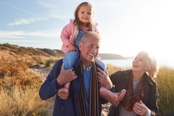 Großvater Gibt Enkelin Fahrt Auf Schultern Während Sie Mit Großmutter — Stockfoto
