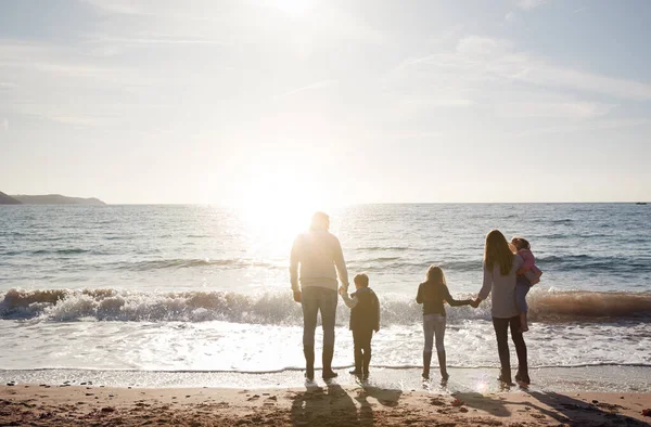 Zadní Pohled Rodinu Vyhlížející Ven Moře Silueta Proti Slunci — Stock fotografie