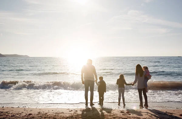 Vista Trasera Familia Mirando Hacia Mar Silueta Contra Sol —  Fotos de Stock