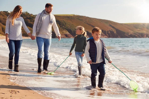 Familj Med Fiske Nät Promenader Längs Strandlinjen Vintern Beach — Stockfoto