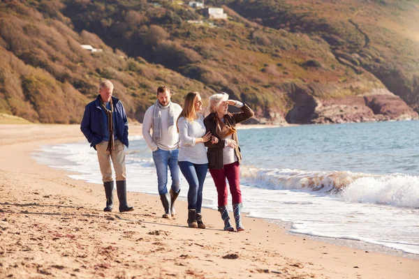 Senior Par Promenad Längs Strandlinjen Med Vuxen Avkomma Vinter Beach — Stockfoto