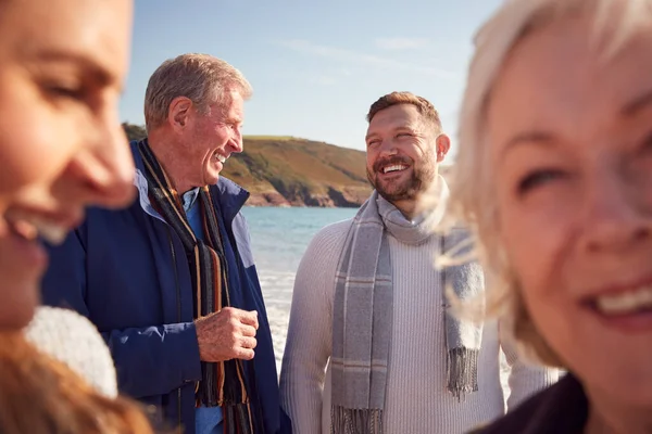 Senior Par Promenad Längs Strandlinjen Med Vuxen Avkomma Vinter Beach — Stockfoto