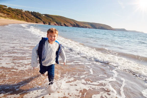 Νεαρό Αγόρι Έχει Διασκέδαση Τρέχει Μέσα Από Κύματα Στην Παραλία — Φωτογραφία Αρχείου