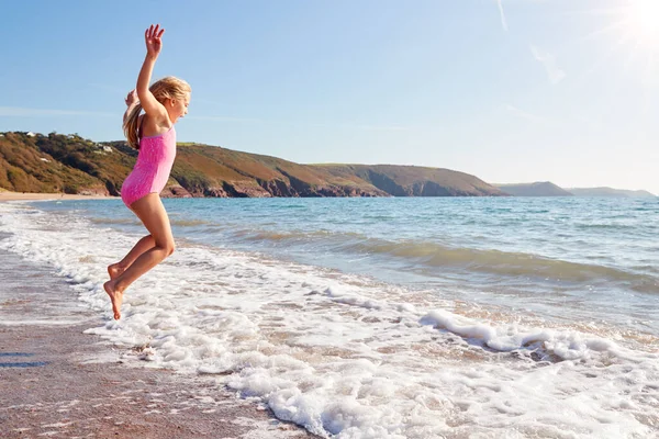 Flicka Bär Baddräkt Kul Hoppa Över Vågor Stranden Sommaren Semester — Stockfoto