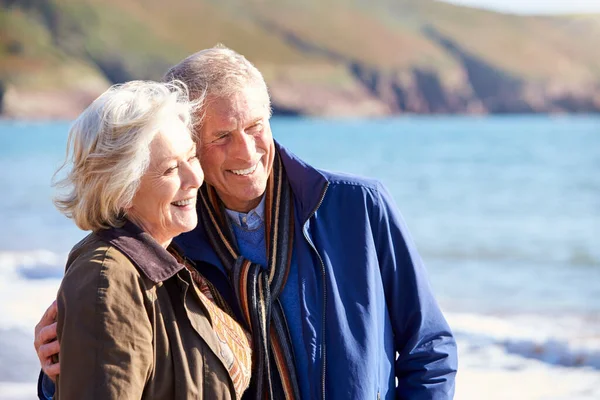 Milující Starší Pár Objímání Jak Jdou Podél Pobřeží Pláže Vlnami — Stock fotografie