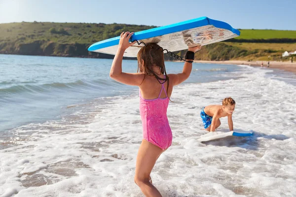 Kinderen Spelen Zee Met Bodyboards Summer Beach Vakantie — Stockfoto