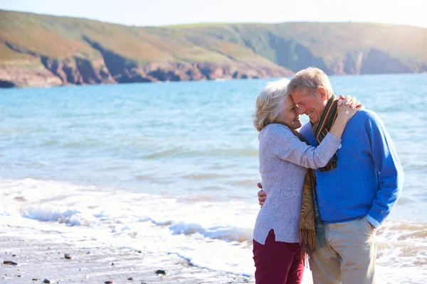 Amando Casal Sênior Abraçando Como Eles Andam Longo Costa Praia — Fotografia de Stock