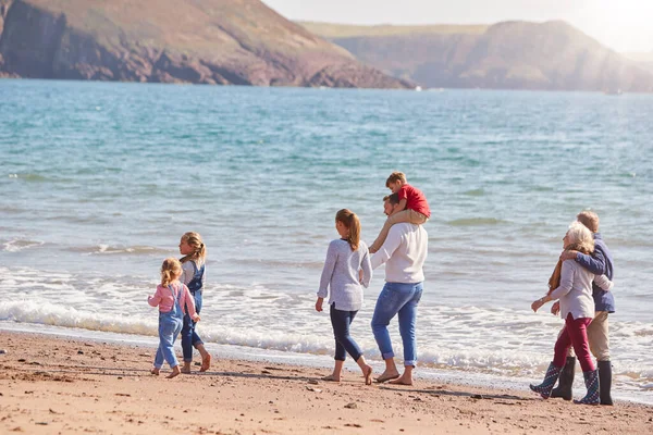 Famille Multi Génération Marchant Long Rivage Plage Par Vagues Ensemble — Photo