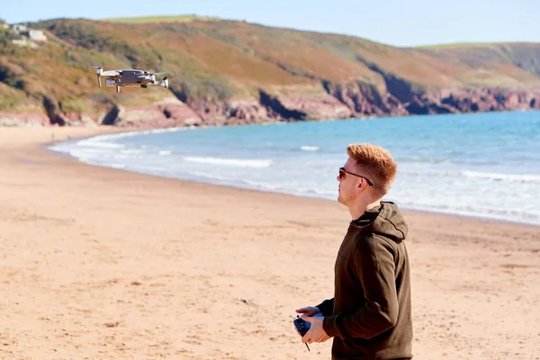 Jongeman Vliegende Drone Met Camera Het Strand Met Golven Achtergrond — Stockfoto