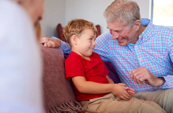 Nonni Giocare Gioco Tavolo Disegni Con Nipotini Casa — Foto Stock