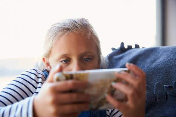 Young Girl Playing Video Games Mobile Phone Sitting Sofa Home — Stock Photo, Image