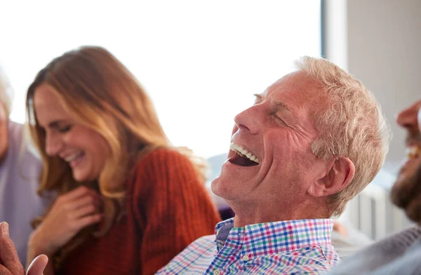 Starsi Rodzice Dorosłym Potomstwem Siedzą Kanapie Domu Rozmawiają Śmieją Się — Zdjęcie stockowe