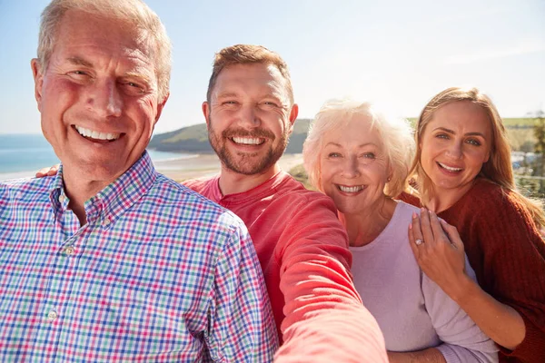 Ritratto Coppia Anziana Con Prole Adulta Posa Selfie Vacanza Mare — Foto Stock