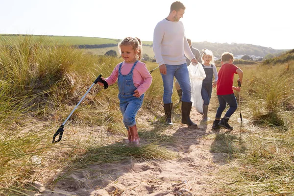 Familia Multi Generación Recogiendo Basura Playa Invierno Limpiar — Foto de Stock
