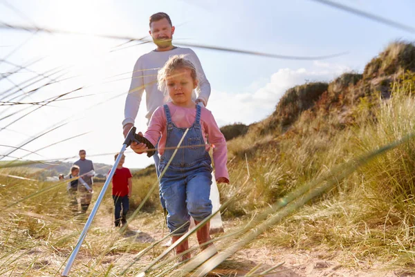 Familia Multi Generación Recogiendo Basura Playa Invierno Limpiar — Foto de Stock