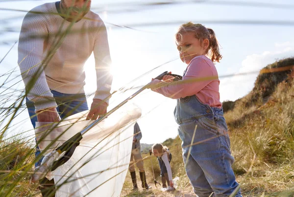 Mehrgenerationenfamilie Sammelt Müll Winterstrand — Stockfoto