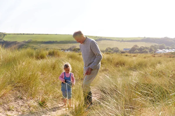 Farfar Och Barnbarn Samlar Skräp Winter Beach Städa Upp — Stockfoto