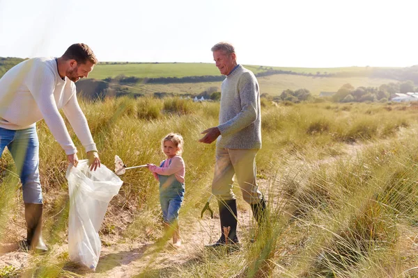 Familia Multi Generación Recogiendo Basura Playa Invierno Limpiar — Foto de Stock