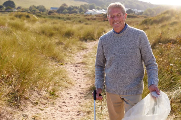 Ritratto Uomo Anziano Che Raccoglie Cuccioli Sulla Spiaggia Invernale Pulire — Foto Stock