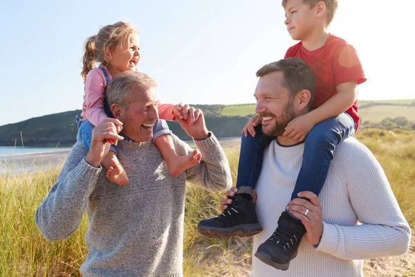 Grootvader Vader Geven Kleindochter Zoon Rijden Schouders Het Strand — Stockfoto