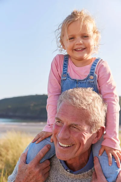 Grootvader Geeft Kleindochter Rit Schouders Als Lopen Door Zand Duinen — Stockfoto