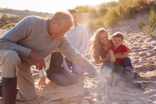 Abuelo Cocinando Como Familia Multigeneracional Teniendo Barbacoa Alrededor Del Fuego —  Fotos de Stock