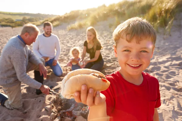 Grand Père Cuisine Comme Une Famille Multi Génération Ayant Barbecue — Photo