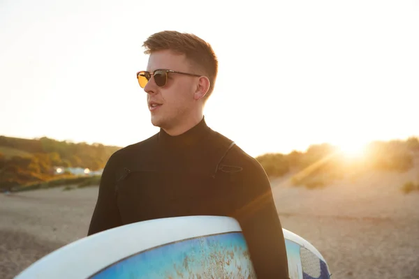 Jovem Óculos Sol Vestindo Roupa Mergulho Desfrutando Surf Staycation Praia — Fotografia de Stock