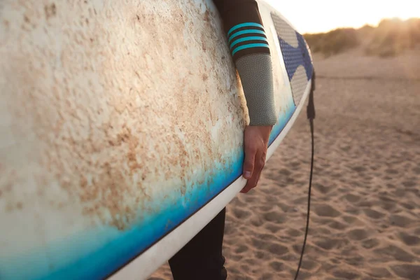 Güneş Batarken Sahilde Sörf Yapmaktan Zevk Alan Dalgıç Kıyafeti Giyen — Stok fotoğraf