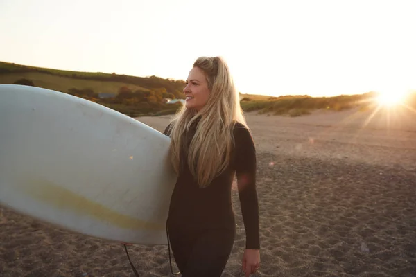 Vrouw Dragen Wetsuit Holding Surfboard Genying Surfen Staycation Het Strand — Stockfoto
