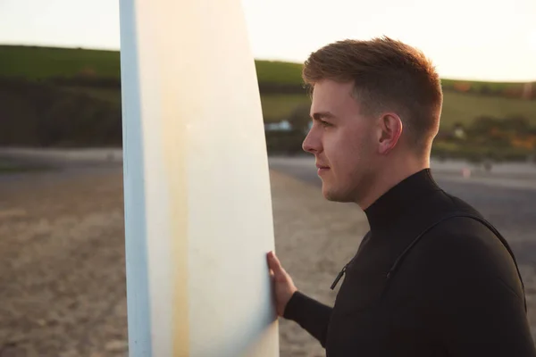 Joven Vistiendo Traje Neopreno Disfrutando Estadía Playa Mientras Sol Pone —  Fotos de Stock