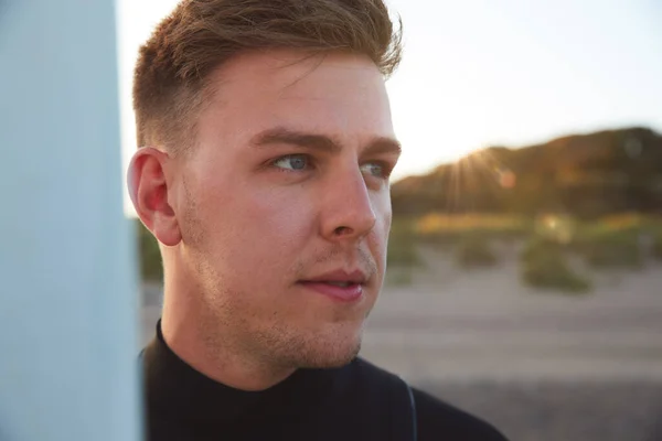 Jongeman Dragen Wetsuit Genieten Surfen Staycation Het Strand Als Zon — Stockfoto