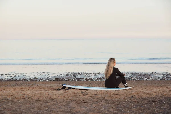 Vista Trasera Mujer Reflexiva Con Traje Neopreno Estancia Surf Mirando — Foto de Stock