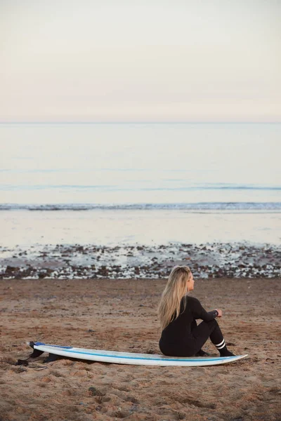 Vista Trasera Mujer Reflexiva Con Traje Neopreno Estancia Surf Mirando — Foto de Stock