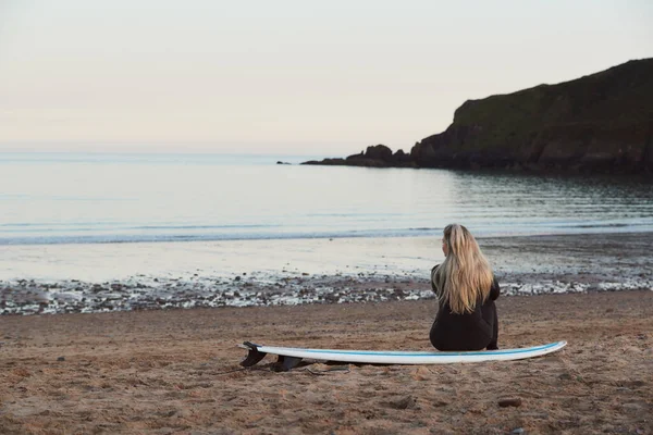 Vista Trasera Mujer Reflexiva Con Traje Neopreno Estancia Surf Mirando — Foto de Stock