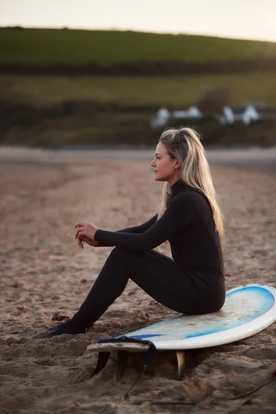 Vista Lateral Mujer Reflexiva Con Traje Neopreno Estancia Surf Mirando — Foto de Stock