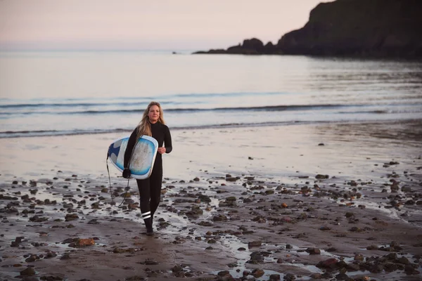 Mujer Vistiendo Traje Neopreno Llevando Tabla Surf Mientras Sale Del — Foto de Stock