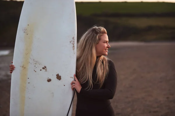 Mujer Vistiendo Traje Neopreno Sosteniendo Tabla Surf Disfrutando Estancia Surf — Foto de Stock