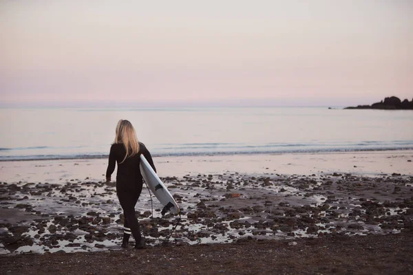 Mujer Vistiendo Traje Neopreno Llevando Tabla Surf Mientras Camina Mar — Foto de Stock