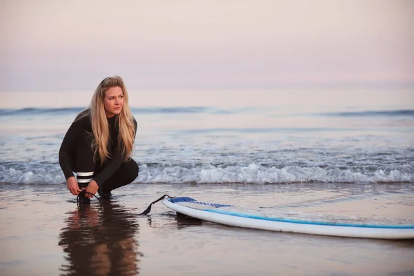 Mujer Surfista Con Traje Neopreno Adjuntando Correa Tabla Surf Tobillo —  Fotos de Stock